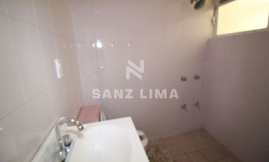 Celaya Centro: Propiedad con 2 departamentos iluminados y local comercial.