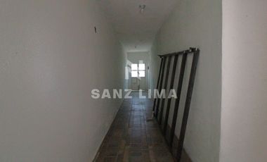 Celaya Centro: Propiedad con 2 departamentos iluminados y local comercial.