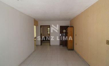 Celaya Centro: Propiedad con 2 departamentos iluminados y local comercial.