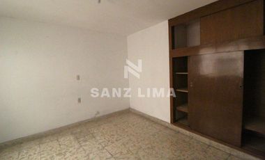 Celaya Centro: Propiedad con 2 departamentos iluminados y local comercial.