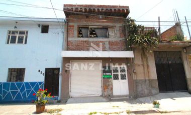 Celaya Centro: Propiedad con 2 departamentos iluminados y local comercial.