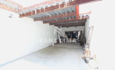 Celaya Centro: Propiedad con 2 departamentos iluminados y local comercial.