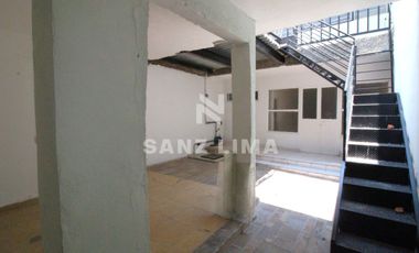 Celaya Centro: Propiedad con 2 departamentos iluminados y local comercial.