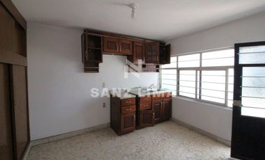 Celaya Centro: Propiedad con 2 departamentos iluminados y local comercial.