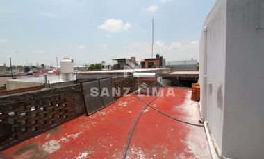 Celaya Centro: Propiedad con 2 departamentos iluminados y local comercial.