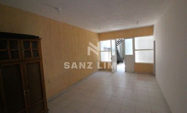 Celaya Centro: Propiedad con 2 departamentos iluminados y local comercial.