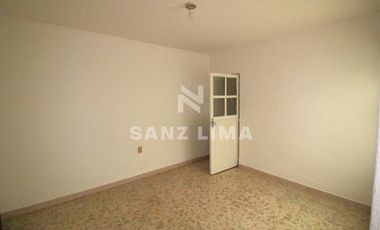 Celaya Centro: Propiedad con 2 departamentos iluminados y local comercial.