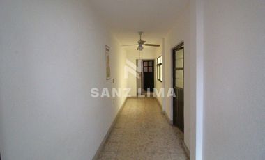 Celaya Centro: Propiedad con 2 departamentos iluminados y local comercial.