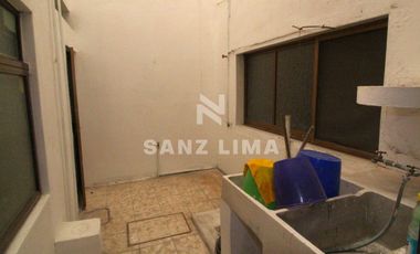 Celaya Centro: Propiedad con 2 departamentos iluminados y local comercial.