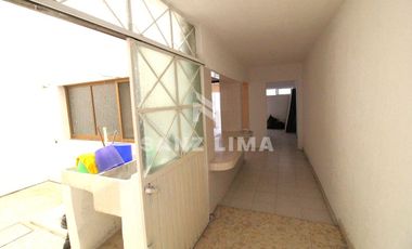 Celaya Centro: Propiedad con 2 departamentos iluminados y local comercial.