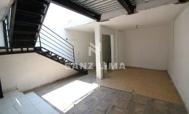 Celaya Centro: Propiedad con 2 departamentos iluminados y local comercial.