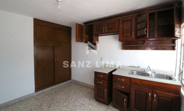 Celaya Centro: Propiedad con 2 departamentos iluminados y local comercial.