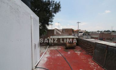 Celaya Centro: Propiedad con 2 departamentos iluminados y local comercial.