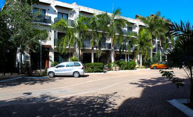 Locales comerciales en ESQUINA nuevos en obra gris, Aldea Zama