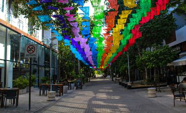 Locales comerciales en ESQUINA nuevos en obra gris, Aldea Zama