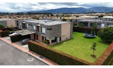 CASA EN VENTA EN CONJUNTO CLUB HOUSE COTA $1.850.000.000