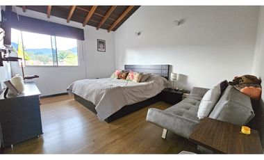 Venta de casa en El Retiro con jardín y terraza, excelente precio.