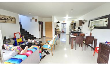 Venta de casa en El Retiro con jardín y terraza, excelente precio.