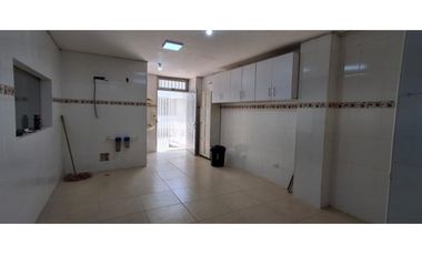 Arriendo Local en el Centro, Cerca a la Bahía y Parque de los Novios