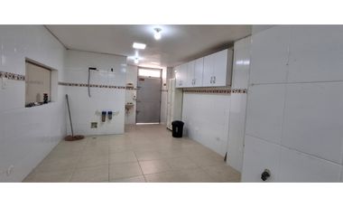 Arriendo Local en el Centro, Cerca a la Bahía y Parque de los Novios