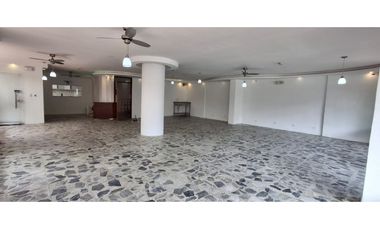 Arriendo Local en el Centro, Cerca a la Bahía y Parque de los Novios