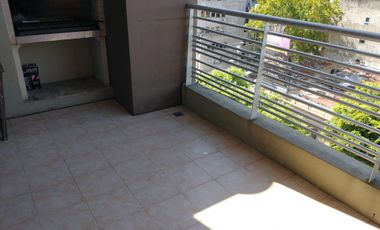 Excelente departamento en duplex de 2 amb con balcon, parrilla y pileta. Olivos
