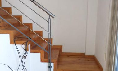 Excelente departamento en duplex de 2 amb con balcon, parrilla y pileta. Olivos