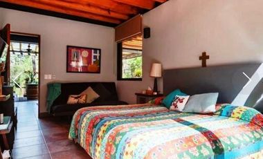 BOSQUE VERDE, Circuito Avándaro, Valle de Bravo. Casa en Condominio con Bungalow