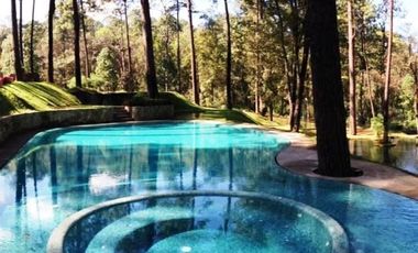 BOSQUE VERDE, Circuito Avándaro, Valle de Bravo. Casa en Condominio con Bungalow