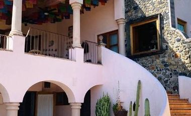 CASA QUETZAL, TEPOZTLÁN, Impresionante Casa Estilo Colonial Moderno.
