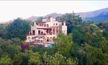 CASA QUETZAL, TEPOZTLÁN, Impresionante Casa Estilo Colonial Moderno.