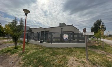 Venta Casa 3 Dormitorios - Fernández Oro - Barrio Piedras Blancas