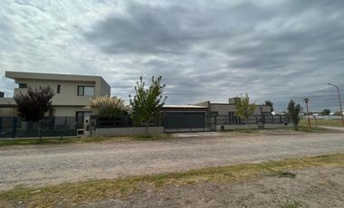 Venta Casa 3 Dormitorios - Fernández Oro - Barrio Piedras Blancas