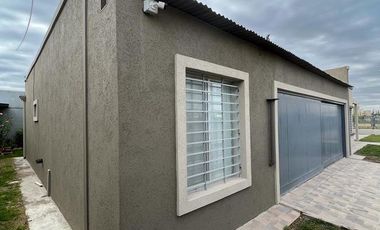 Venta Casa 3 Dormitorios - Fernández Oro - Barrio Piedras Blancas