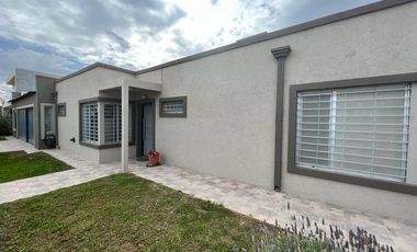 Venta Casa 3 Dormitorios - Fernández Oro - Barrio Piedras Blancas