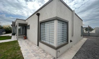Venta Casa 3 Dormitorios - Fernández Oro - Barrio Piedras Blancas