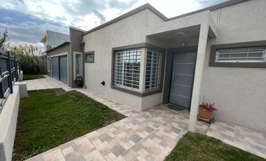 Venta Casa 3 Dormitorios - Fernández Oro - Barrio Piedras Blancas