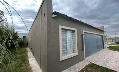 Venta Casa 3 Dormitorios - Fernández Oro - Barrio Piedras Blancas