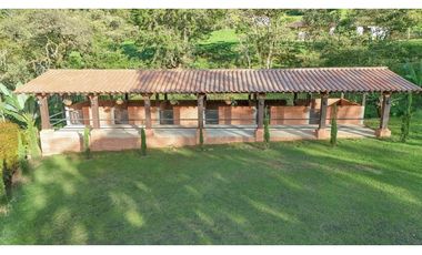 Venta Casa Campestre con Pesebreras cerca Aeropuerto Túnel de Oriente