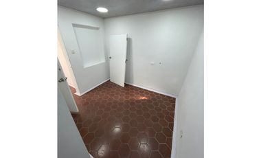 SE RENTA CASA PARA OFICINAS EN MARAYA