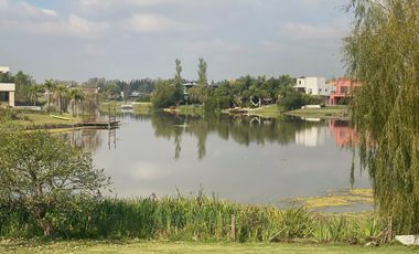 A LAGUNA. 2 DORMITORIOS y AREA SERVICIO.