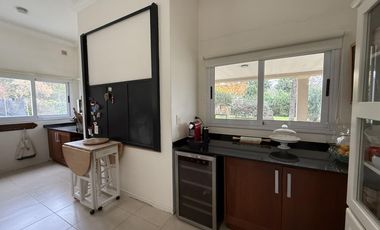 Casa de 4 Amb. sobre terreno de 3700m2 a la venta en Cañuelas