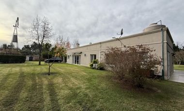 Casa de 4 Amb. sobre terreno de 3700m2 a la venta en Cañuelas