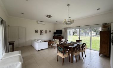 Casa de 4 Amb. sobre terreno de 3700m2 a la venta en Cañuelas