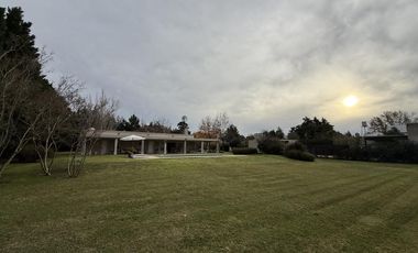 Casa de 4 Amb. sobre terreno de 3700m2 a la venta en Cañuelas