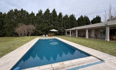 Casa de 4 Amb. sobre terreno de 3700m2 a la venta en Cañuelas