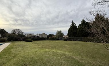 Casa de 4 Amb. sobre terreno de 3700m2 a la venta en Cañuelas