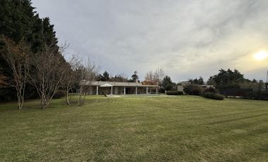 Casa de 4 Amb. sobre terreno de 3700m2 a la venta en Cañuelas