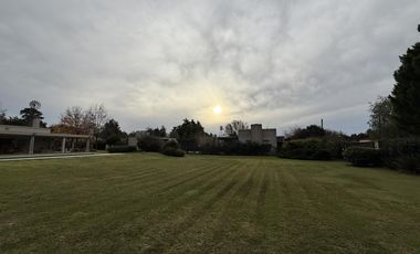 Casa de 4 Amb. sobre terreno de 3700m2 a la venta en Cañuelas