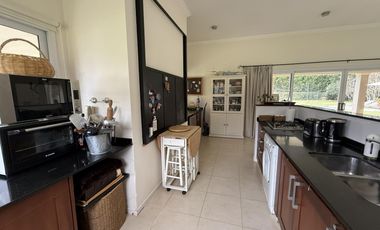 Casa de 4 Amb. sobre terreno de 3700m2 a la venta en Cañuelas